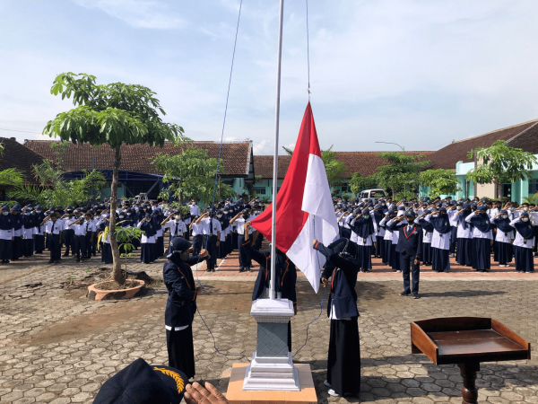 Upacara Bendera Sekaligus Pelantikan OSIM MTsN 6 Banyuwangi 2021/2022