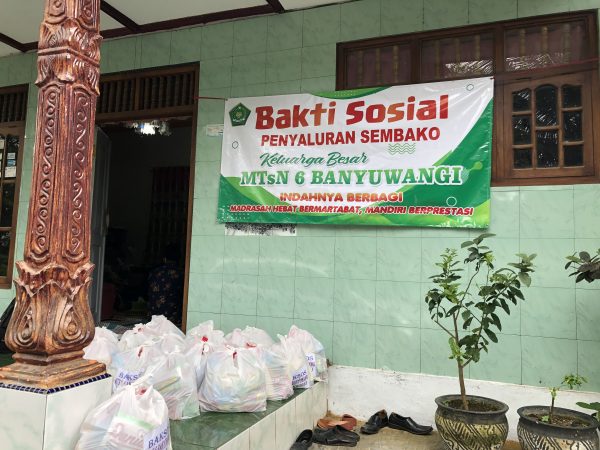 Penyaluran BAKSOS kepada Wali Murid MTsN 6 Banyuwangi